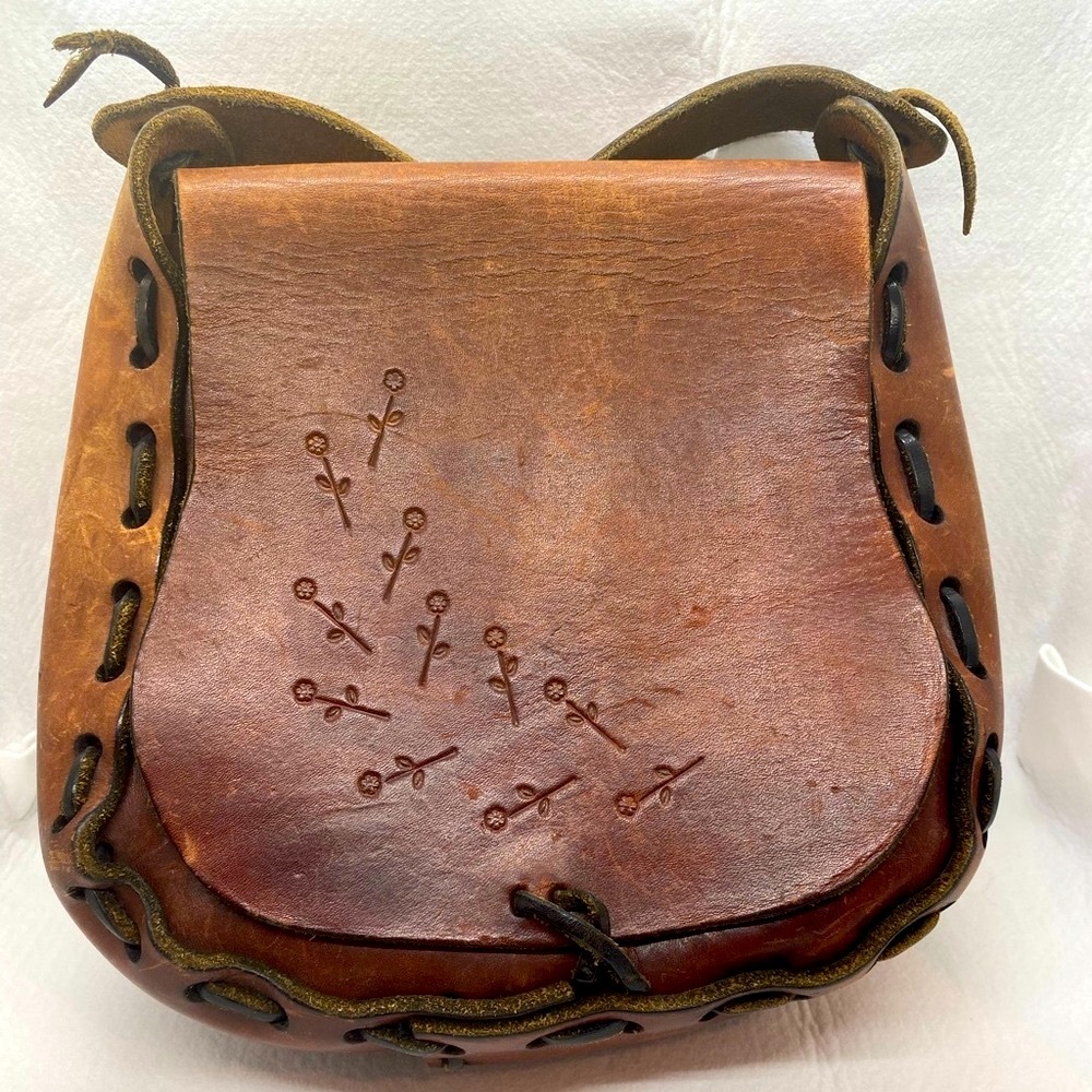 Vintage 70s leather satchel.